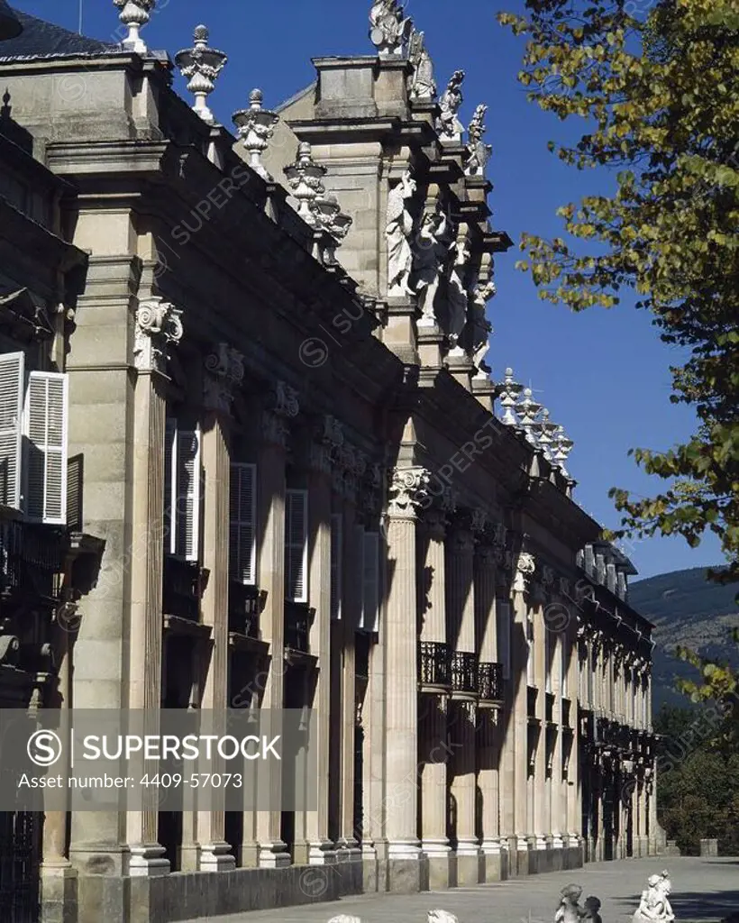 ARTE S. XVIII. ESPAÑA. LA GRANJA DE SAN ILDEFONSO. Real Sitio de la monarquía española fundado por Felipe IV hacia el año 1720. Vista de la FACHADA PRINCIPAL del PALACIO REAL (1721-23). Provincia de Segovia. Castilla-León. PATRIMONIO NACIONAL.