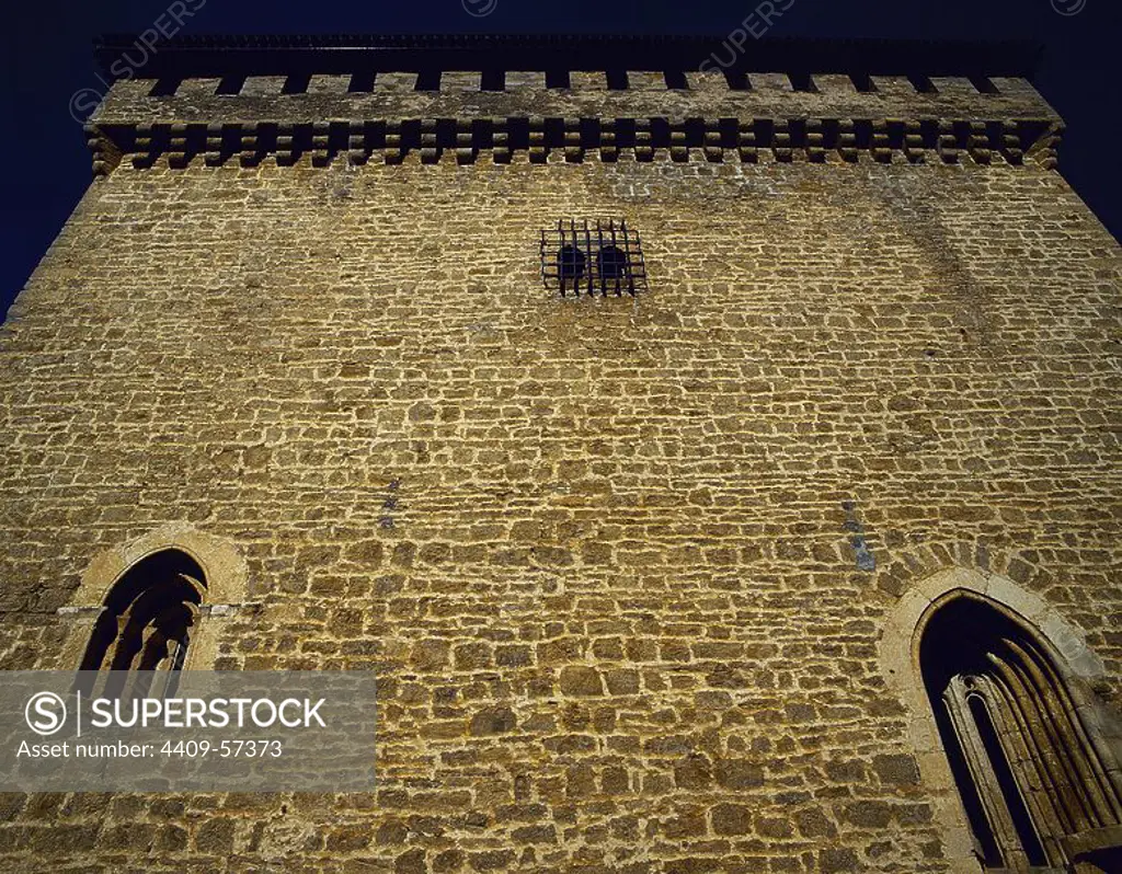 ARTE GOTICO. ESPAÑA. S. XIV. PALACIO DE LOS AYALA. Detalle exterior del TORREON ALMENADO que sobresale del conjunto, en el interior del cual está ubicada la Capilla de la Vírgen del Cabello (1399). Presenta VENTANAS con ARCOS APUNTADOS en la fachada. QUEJANA (KEXAA). Provincia de Alava. País Vasco.