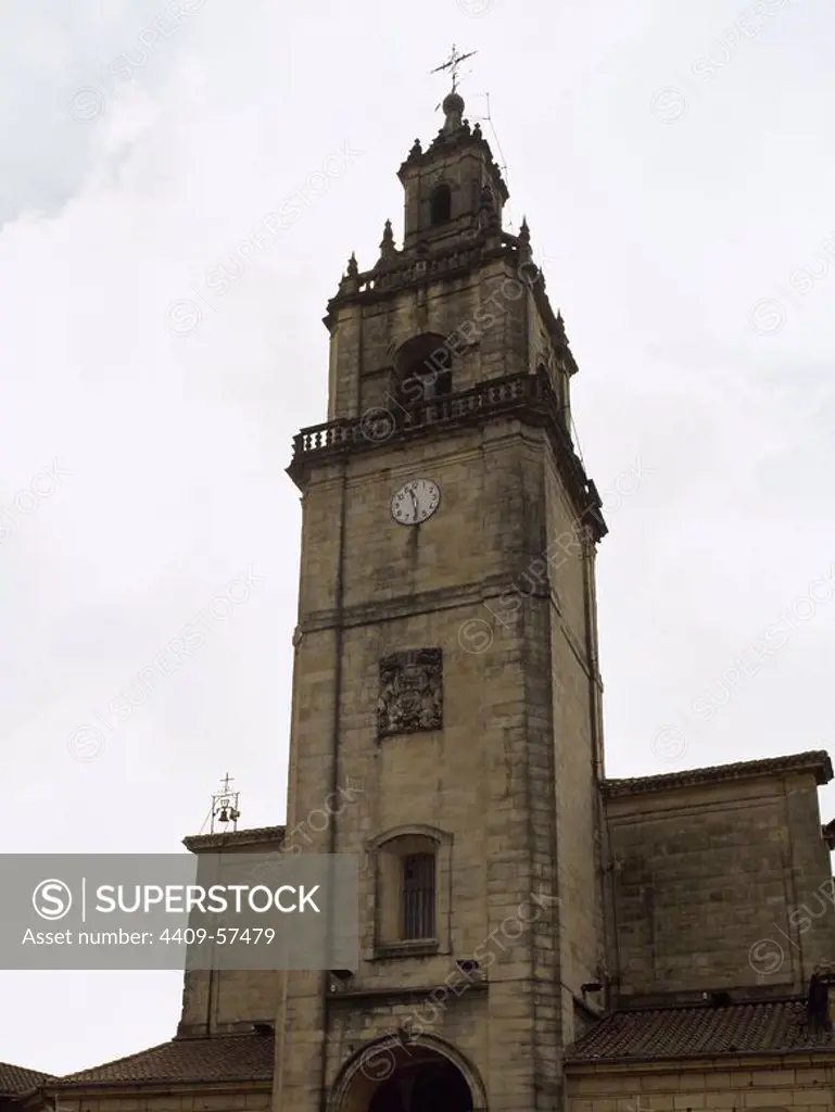 ARTE SIGLO XVIII. ESPAÑA. IGLESIA DE SANTA ANA. Fue edificada en 1737 en ESTILO HERRERIANO. Vista de la TORRE-CAMPANARIO. DURANGO. Provincia de Vizcaya (Bizkaia). País Vasco.