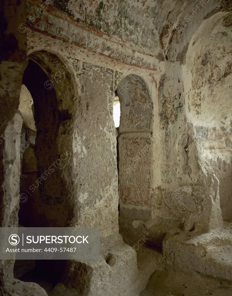 ARTE BIZANTINO. TURQUIA. IGLESIA DE LA CUPULA. Vista parcial del interior de la iglesia troglodita excavada en la roca. Ubicada en el VALLE DE SOGANLI o tambien llamado de SONAKALDI-SOANDOS. Valle con más de 150 iglesias rupestres. Región de la CAPADOCIA. Península Anatólica.