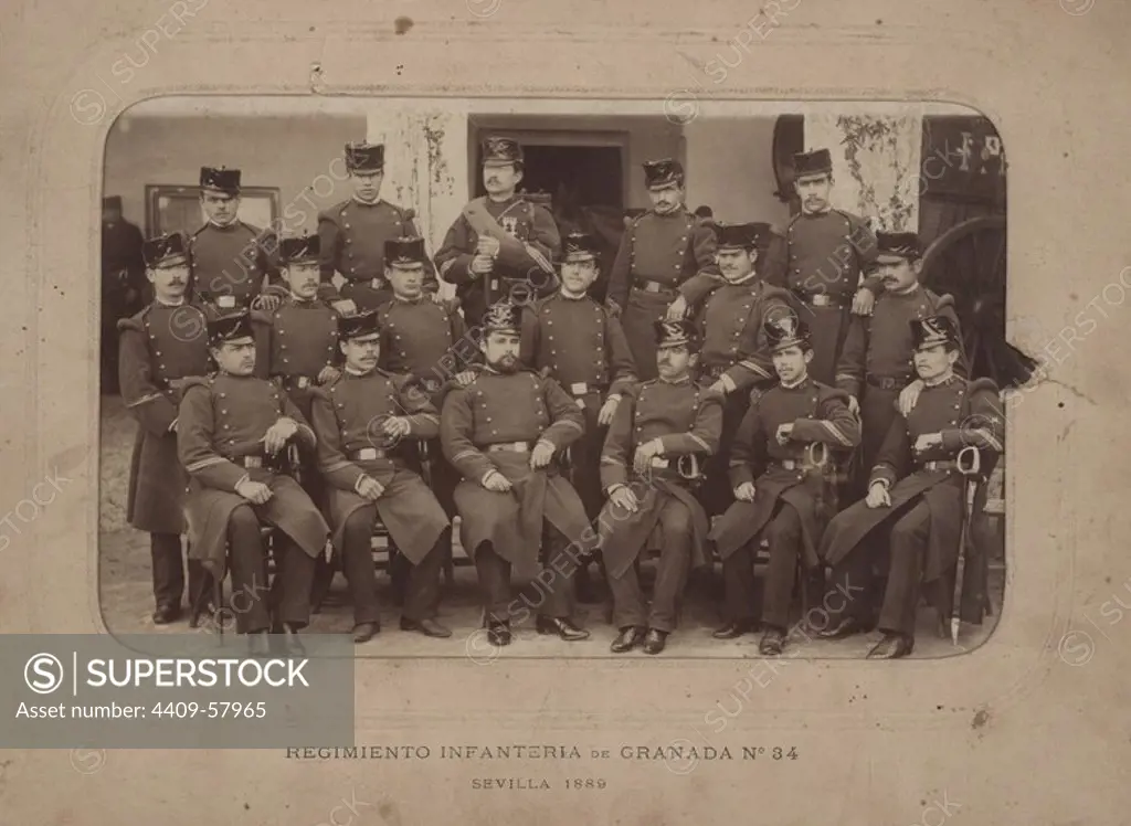 Grupo de Suboficiales del Regimiento de Infantería Granada nº 34, Sevilla, año 1889.