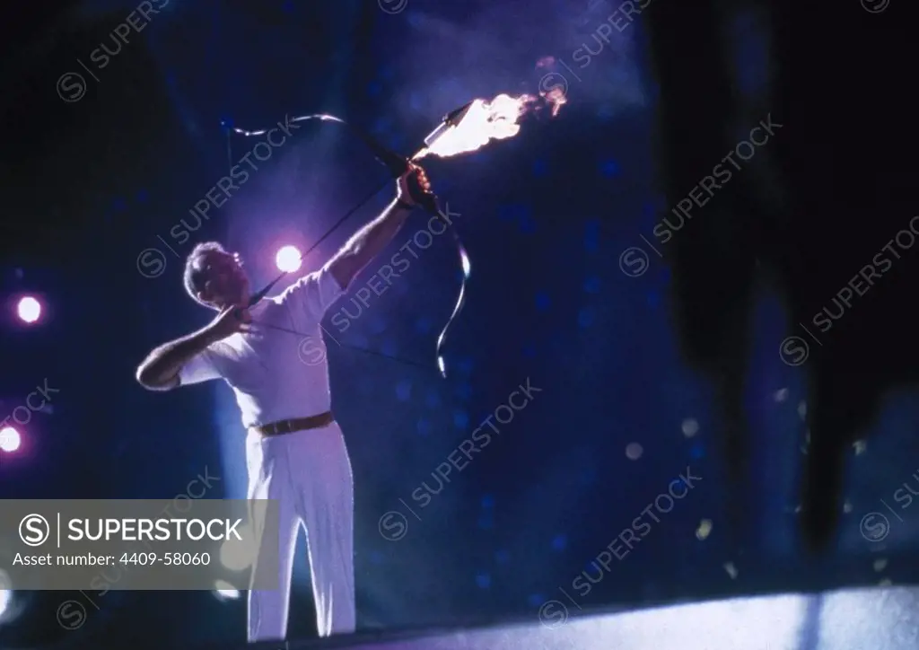JUEGOS OLIMPICOS DE BARCELONA 1992. El atleta Antonio REBOLLO en el momento de disparar la flecha que enciende la llama olímpica de los Juegos, en la ceremonia inaugural del 25 de julio de 1992. Fundació Barcelona Olímpica. Barcelona. Cataluña.