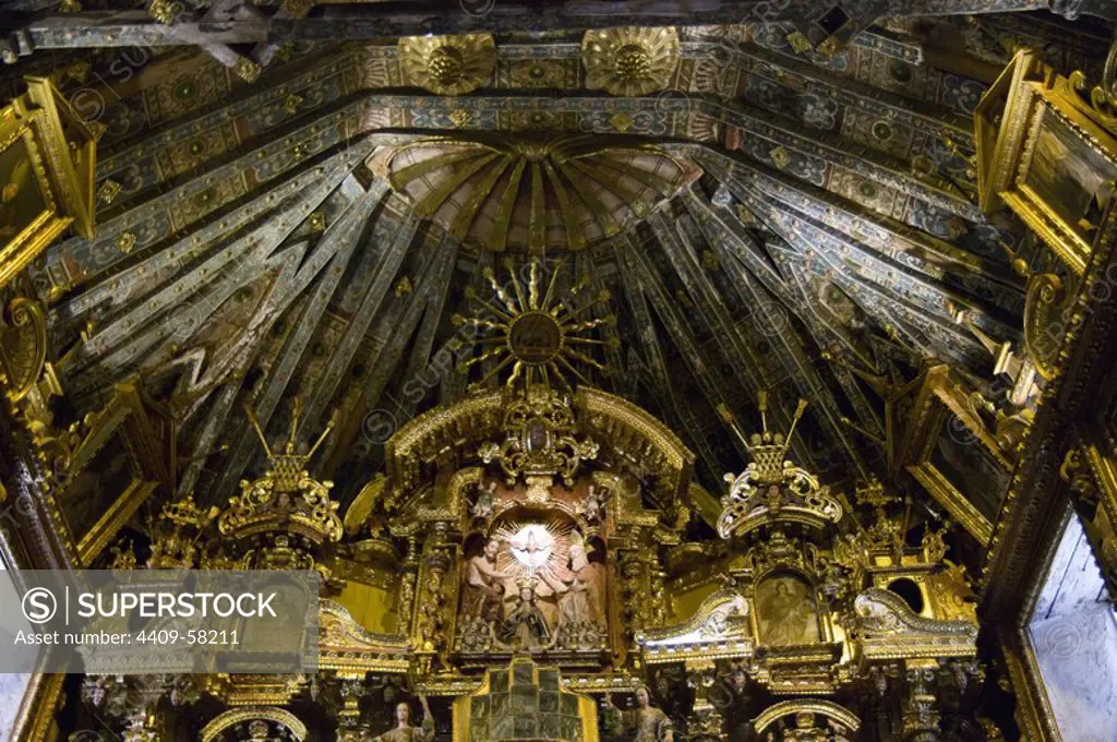 Peru. Cusco. Church of San Pedro de Andahuaylillas (16th century). Altar.
