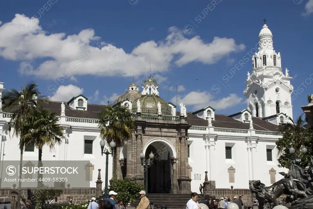 Ecuador.Quito.Historical center.Square of Independencia or Grande.Cathedral and monument to the heroes of independence..