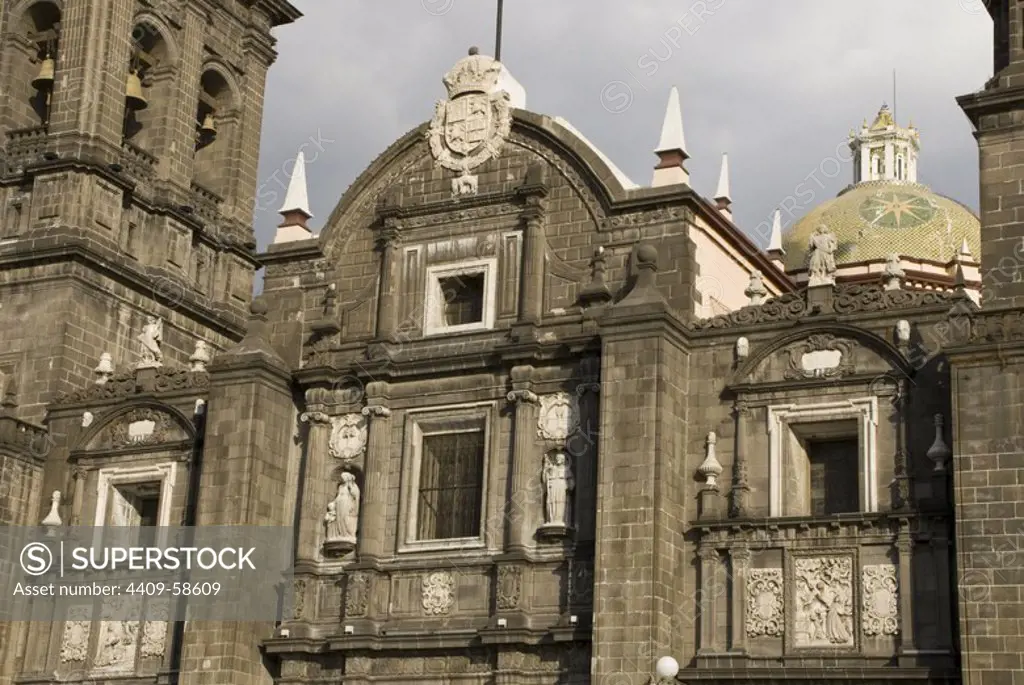 Puebla Cathedral (1575-1690).Main façáde and the Towers. City of Puebla, Mexico..