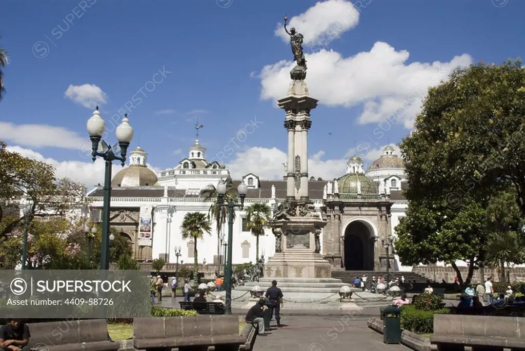 Ecuador.Quito.Historical center.Square of Independencia or Grande.Cathedral and monument to the heroes of independence..