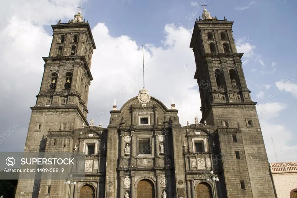 Puebla Cathedral (1575-1690).Main façáde and the Towers. City of Puebla, Mexico..