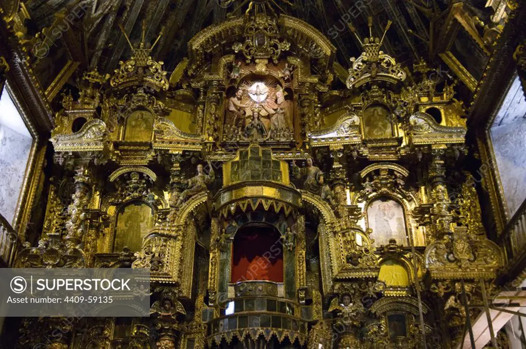 Peru. Cusco. Church of San Pedro de Andahuaylillas (16th century). Altar.