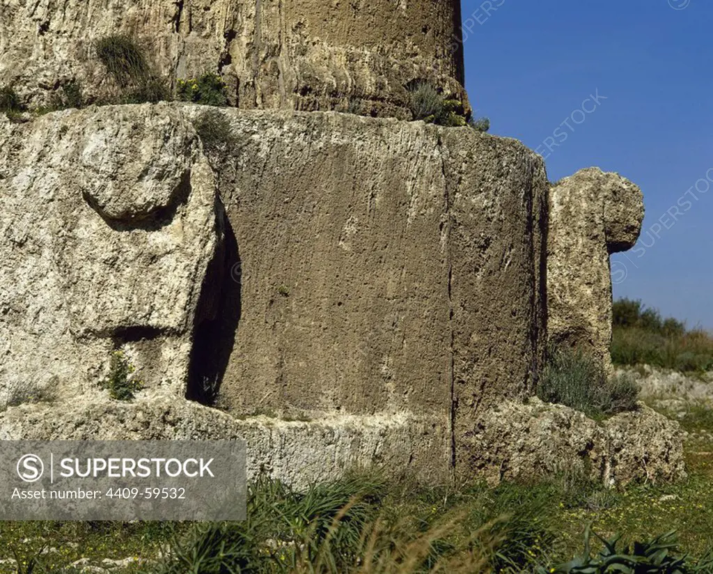 ARTE FENICIO. SIRIA. AMRIT. Ciudad fundada hacia el 3000 a. C. por los amorritas. Se convirtió en una importante centro religioso con los fenicios entre los siglos VIIVI. TORRE SEPULCRAL, formada por diferentes "maghazil" o estructuras cilíndricas que cubrían las tumbas pozo (hipogeos). Detalle de la base circular adornada con protomos de león.