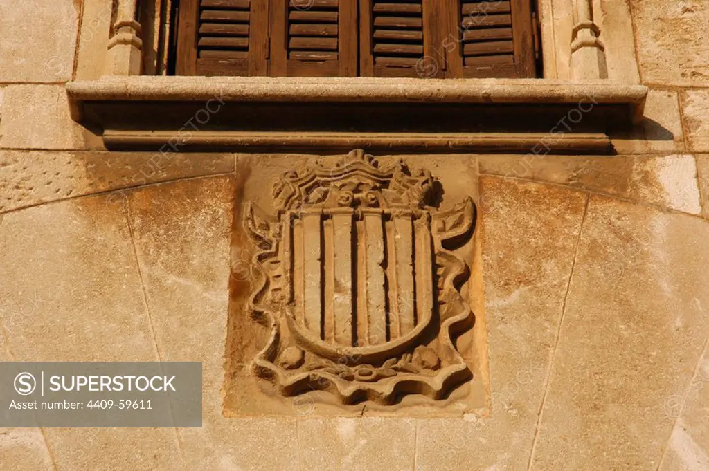 ESCUDO de piedra ubicado en la fachada principal del PALACIO DE LOS BABAUS o PALACIO BALTA. VILAFRANCA DEL PENEDES. Comarca del Alt Penedès. Provincia de Barcelona. Cataluña.