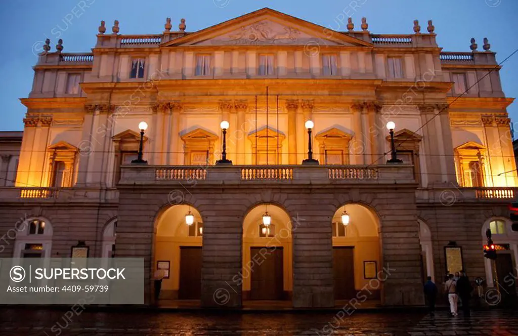 Italy. Milan. La Scala by night. Opera house. Inagurated in 1778. Built by Giuseppe Piermarini (1734-1808).