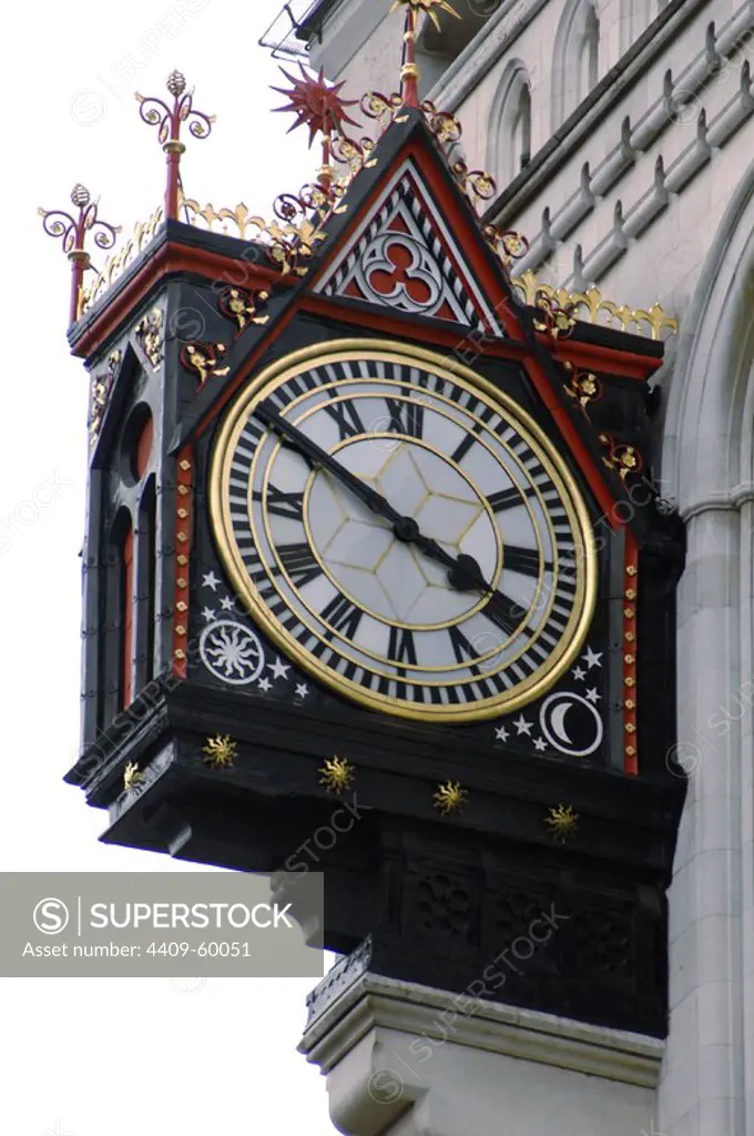 RELOJ en lla fachada del edificio del Palacio de Justicia (The Royal Courts of Justice). Londres. Inglaterra. Reino Unido.