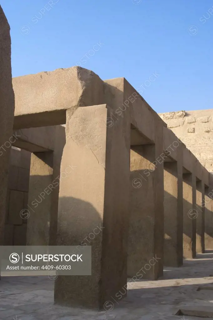 Egypt. Giza. Khafre's Valley Temple. Old Kingdom. 4th Dynasty. C. 2520-2494 B.C. Built with blocks of pink Aswan granite that forms pllars surmounted by an architrave. The floor is made in alabaster.