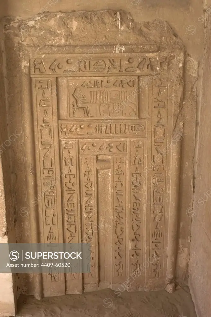 Egypt. Necropolis of Saqqara. Wall with hieroglyphic writing and relief depicting a deceased before a table offering food to the gods, in the center. Old Kingdom.