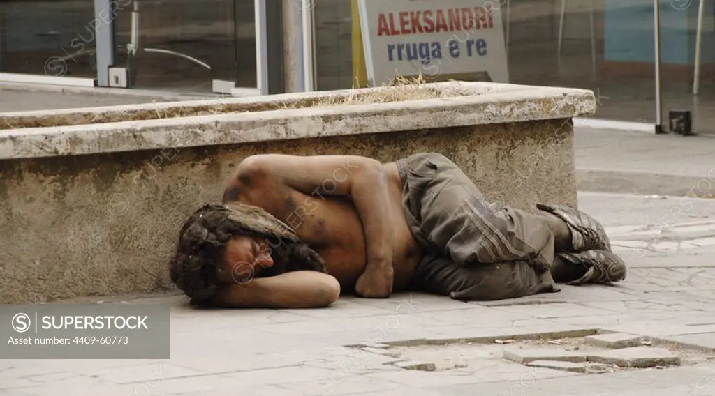 mendigo durmiendo cerca de Plaza Skanderbeg.