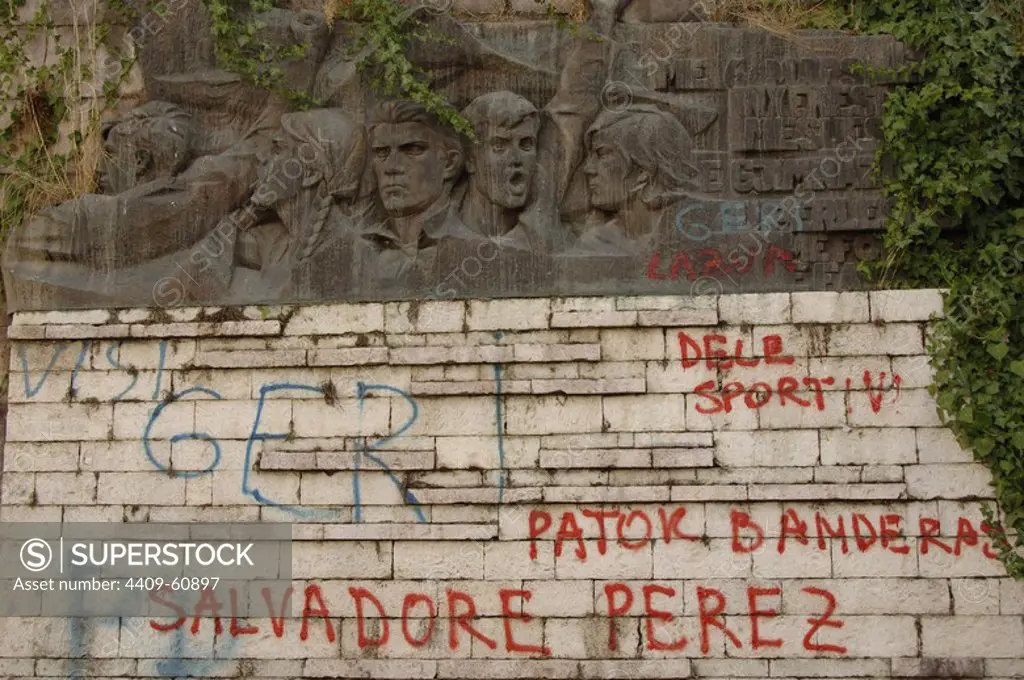 GRAFFITI en un monumento de época comunista. Gjirokastra. República de Albania.