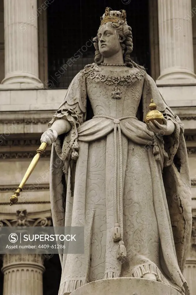 Anne I of Great Britain and Ireland (1665-1714). Queen of England, Scotland and Ireland (1702-1714). After the union of England and Scotland in 1707, Anne became the first sovereign of Great Britain and the last of the House of Stuart. Statue in front of St. Paul's Cathedral. Replica by Richard Belt in 1885. London. England. UK.