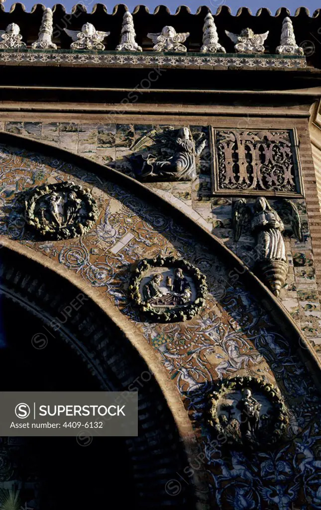 Frontal view of 'Azulejos', Spanish tilework . Exterior - Frontal de Azulejos. Saint Paula Convent. Convento de Santa Paula. Seville. Author: NICULOSO PISANO / MILLAN PEDRO. Location: CONVENTO DE SANTA PAULA. SPAIN.