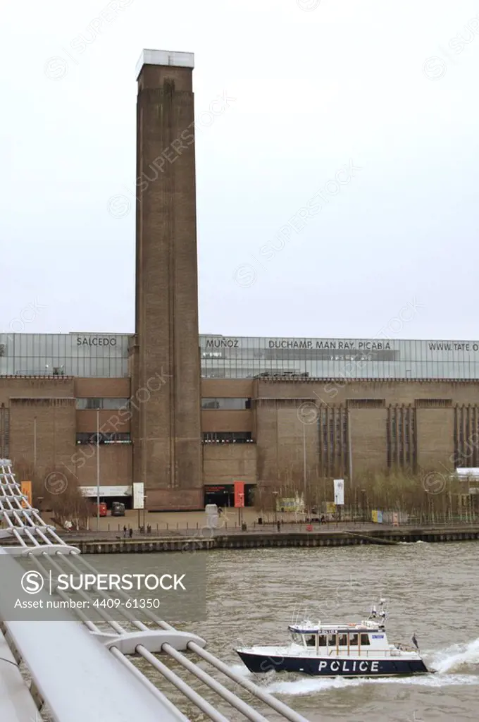 Tate Modern. Exterior view of the gallery installed in the old Bankside Power Station. It was designed by architects Herzog and Meuron. London. England. UK.