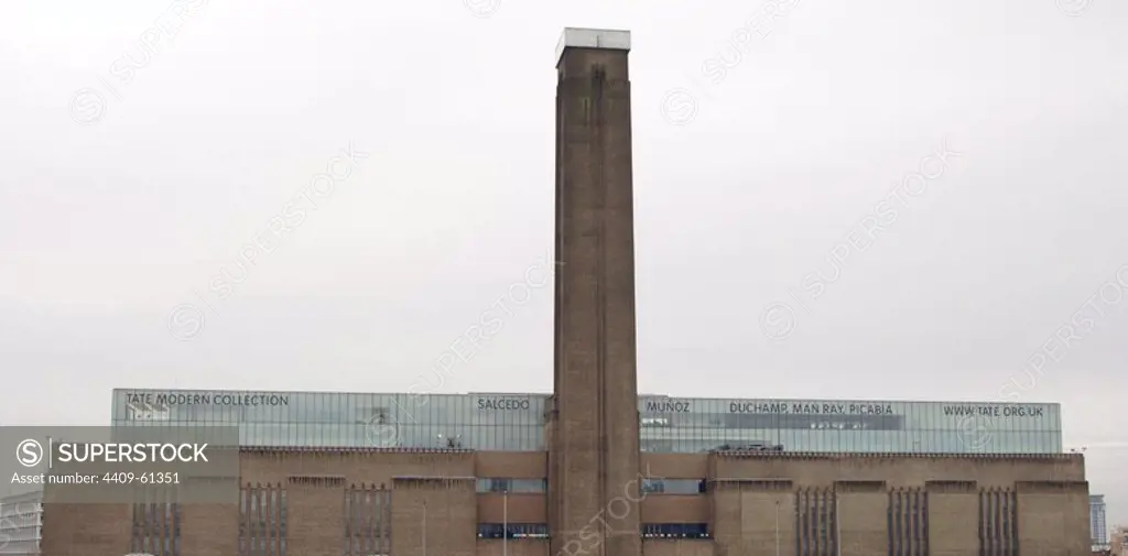 Tate Modern. Exterior view of the gallery installed in the old Bankside Power Station. It was designed by architects Herzog and Meuron. London. England. UK.