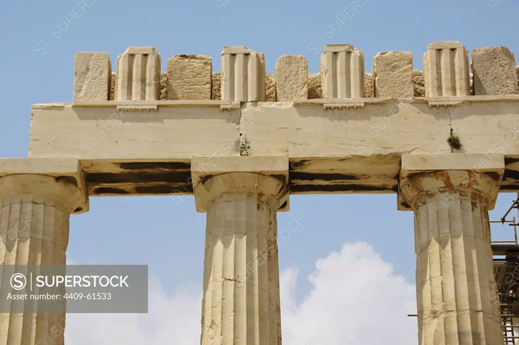 Greece. Athens. Acropolis. Parthenon. Classical temple dedicated to Athena. 447 BC-432 BC. Doric order. Architects: Iktinos and Callicrates. Ssculptor Phidias. Architectural detail. Pediment, entablature with frieze, triglyph, metope, architrave, columns and capital (abacus, echinus).