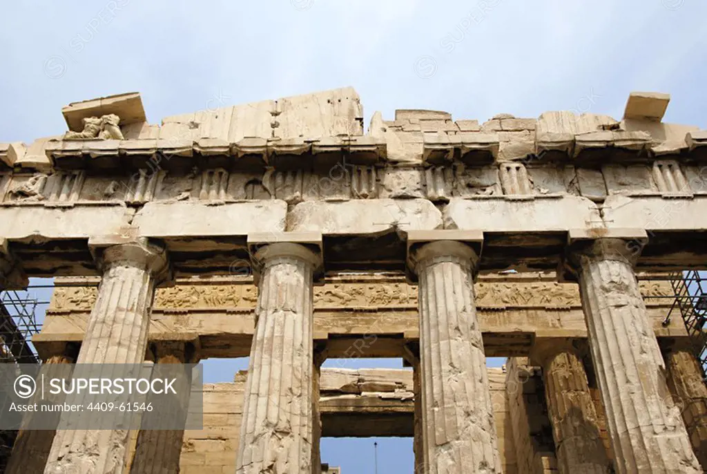Greece. Athens. Acropolis. Parthenon. Classical temple dedicated to Athena. 447 BC-432 BC. Doric order. Architects: Iktinos and Callicrates. Sculptor Phidias. West Pediment, establature with frieze, triglyph, metope, architrave, capital and columns. Architectural detail. At the top, scultpure depicting Kekrops and Pandrosos, replica.