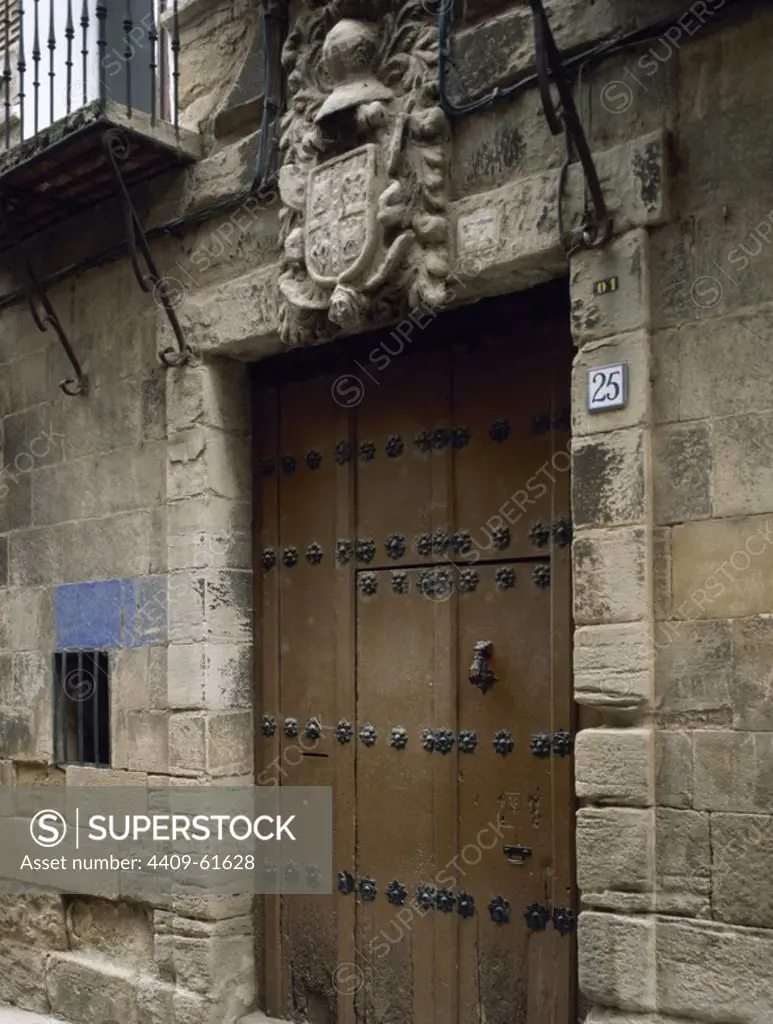 LA RIOJA. NAVARRETE. Vista parcial de una casa de piedra con escudo nobiliario en el casco histórico de la localidad. España.