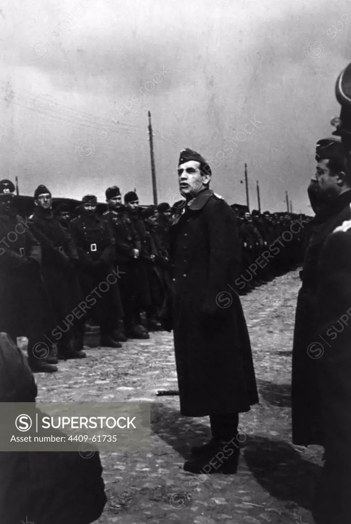 SEGUNDA GUERRA MUNDIAL (1939-1945) - División azul. El general Agustín Muñoz Grandes, jefe de la División azul, arengando a las tropas en campaña en Rusia. Febrero de 1943.