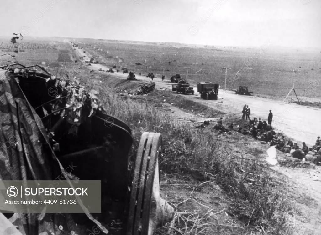 SEGUNDA GUERRA MUNDIAL (1939-1945) - Batalla de Moscú 1941-42. La carretera de Minskal en la URSS sembrada de vehículos soviéticos destruidos y abandonados en la retirada.