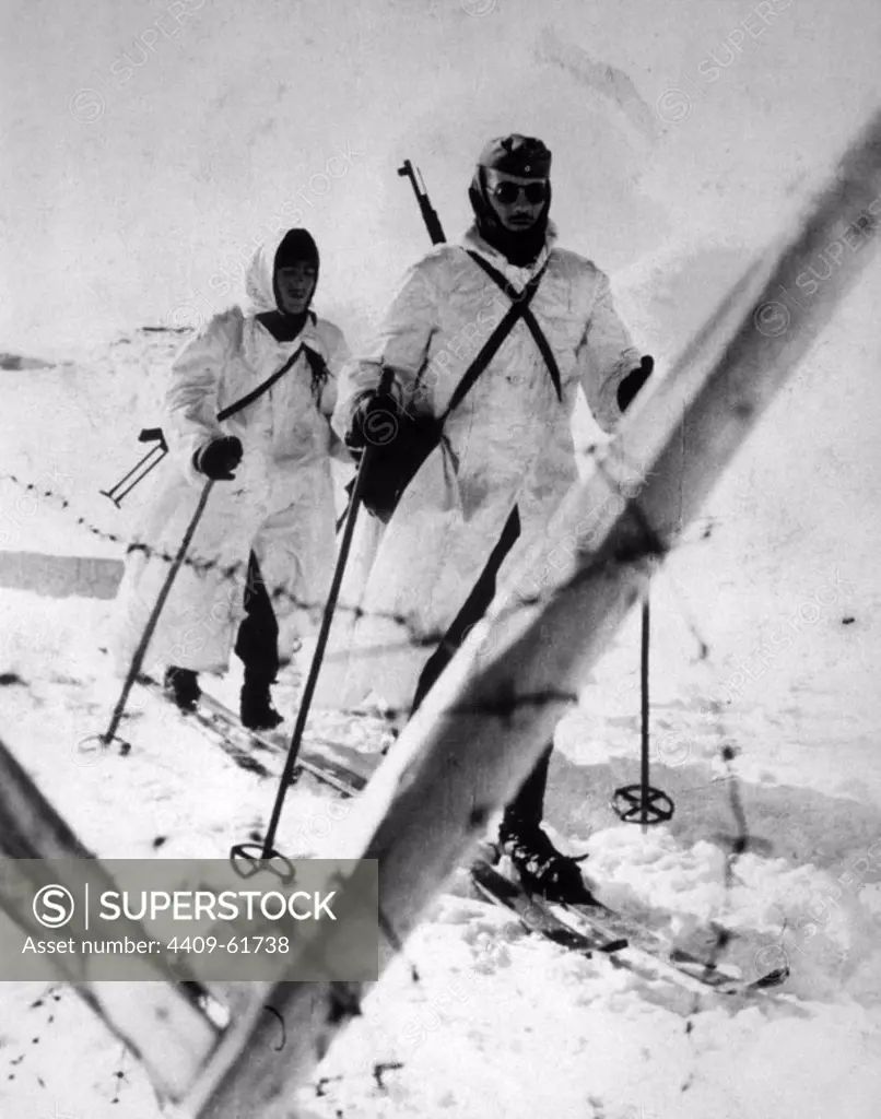 SEGUNDA GUERRA MUNDIAL (1939-1945) - División azul. Soldados esquiadores saliendo de patrulla. Invierno. Año 1942.