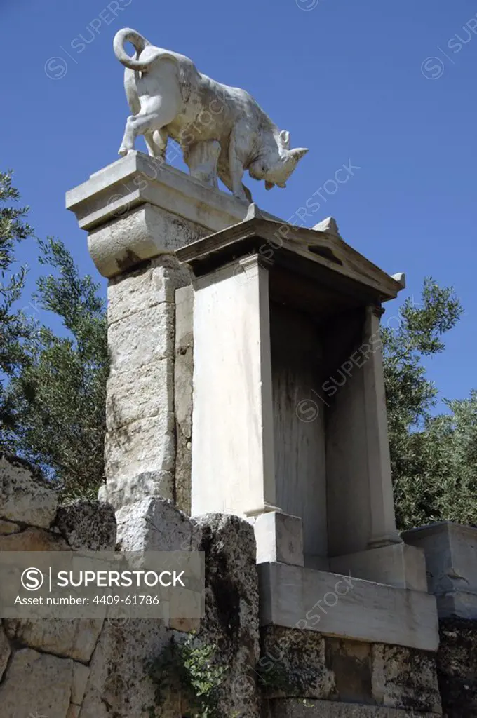 Greece, Athens. Area of Kerameikos. Old cemetery with numerous funerary sculptures. Monument to Dionysios Kollystos, crowned by a statue depicting a bull (modern replica from the original, 4th century BC).