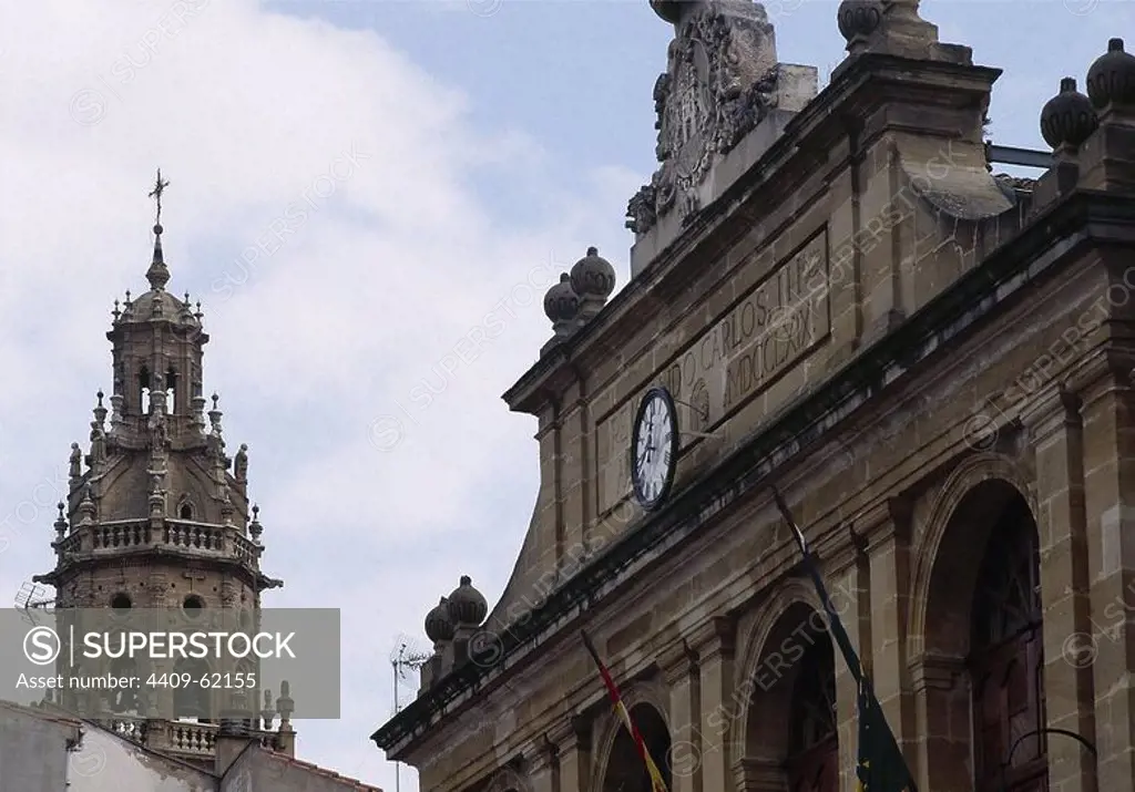 LA RIOJA. HARO. Vista del chapitel barroco que remata la torre de la IGLESIA DE SANTO DOMINGO. En primer término la fachada del AYUNTAMIENTO, edificio neoclásico construido en 1769. España.