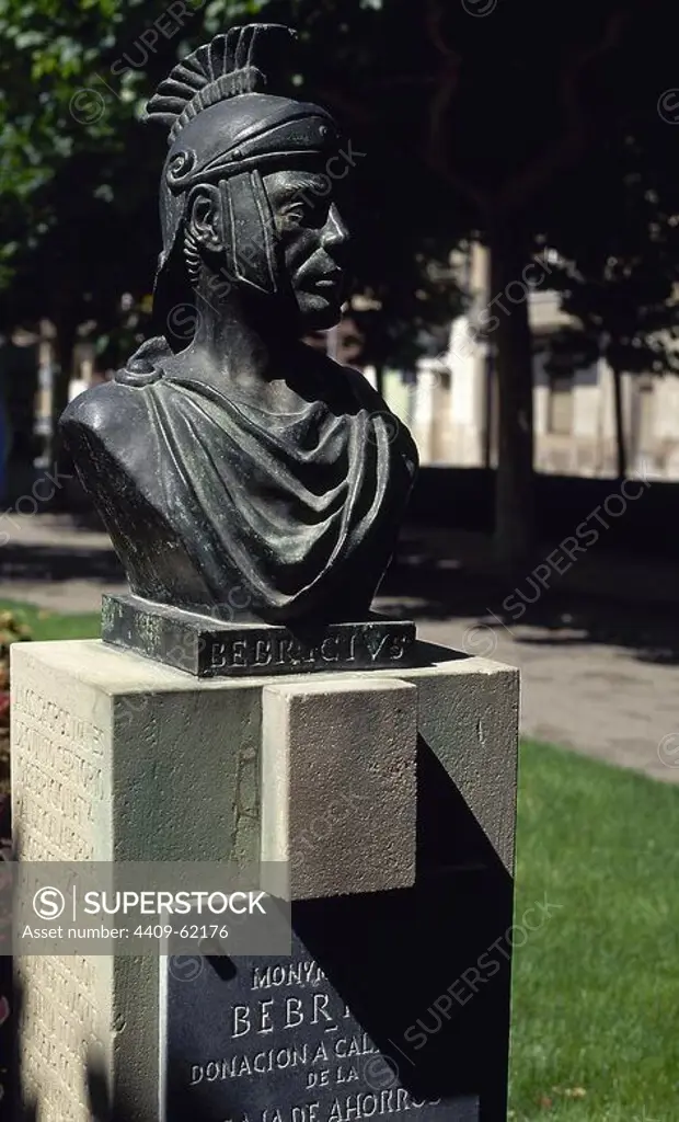 LA RIOJA. CALAHORRA. Busto del soldado romano BEBRICIO, nacido en "Calagurris". Participó en las guerras sertorianas. Se encuentra ubicado en el paseo del Mercadal. España.