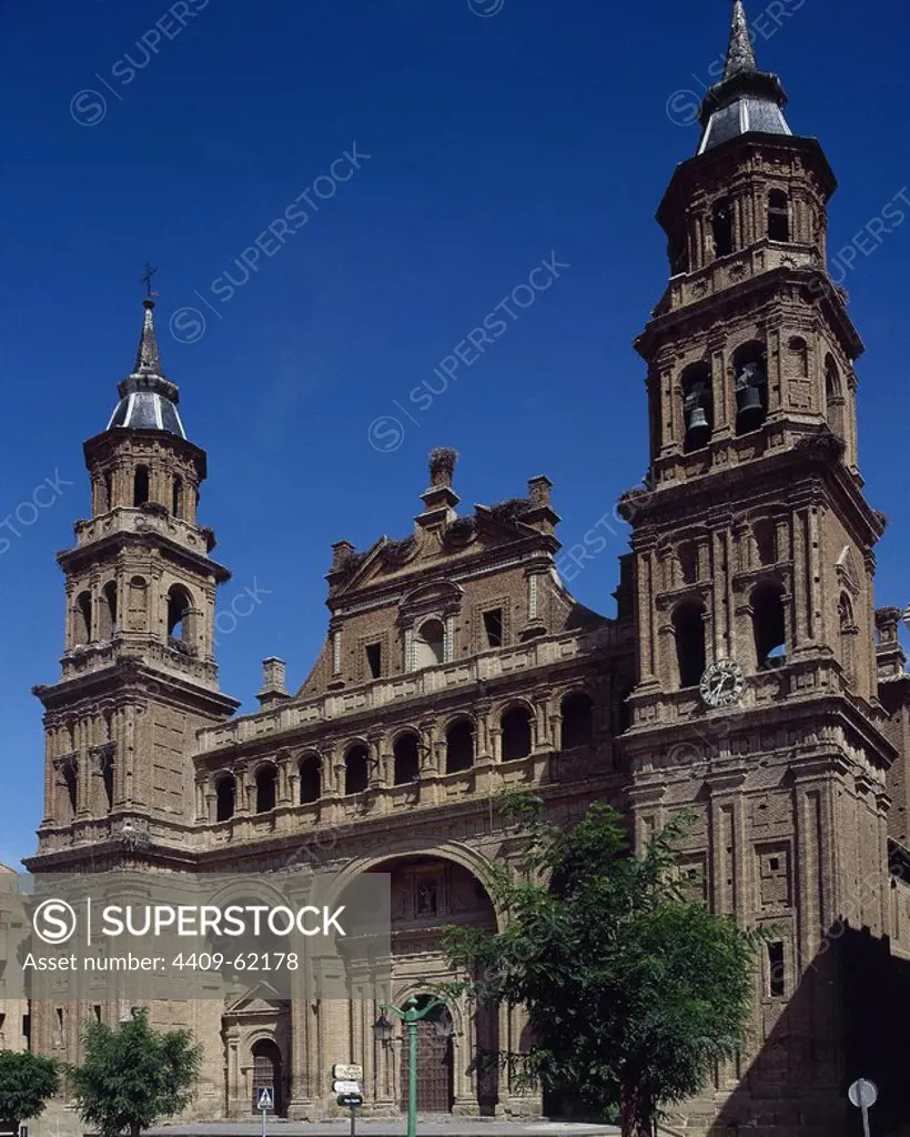 LA RIOJA. ALFARO. Vista general de la fachada clasicista de ladrillos de la IGLESIA DE SAN MIGUEL. España.