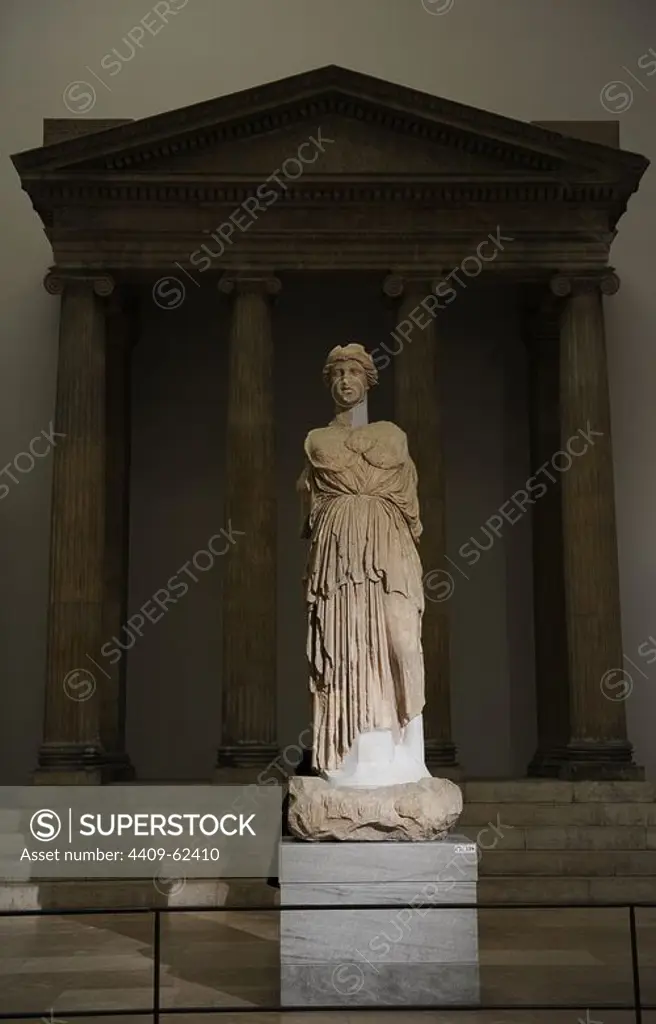 Statue of Athena Parthenos. Marble. Copy of Phidias. 2nd century BC. Pergamon Museum. Berlin. Germany.