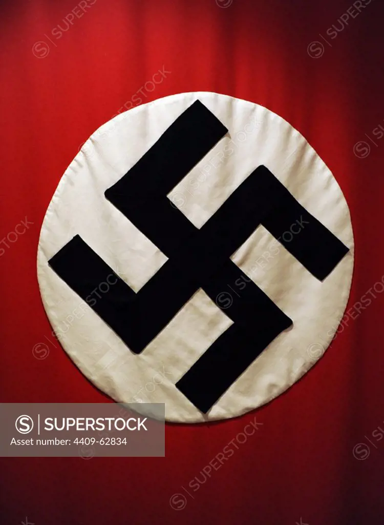 BANDERA DE LA ALEMANIA NAZI (1933-1945). Originalmente utilizada como estandarte del Partido Nacional Obrero Alemán. A partir de 1933 con la llegada de Hitler al poder como canciller, se convirtió en la bandera cooficianl junto la bandera del antiguo imperio alemán. Museo de la Fábrica de Oscar Schindler. Cracovia. Polonia. Europa.