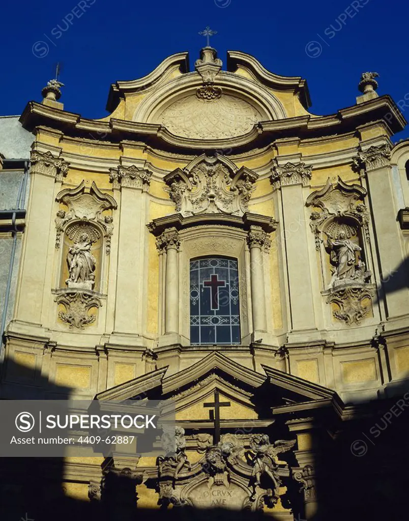 ARTE BARROCO. ITALIA. IGLESIA DE SANTA MARIA MAGDALENA. Vista parcial de la fachada del templo, construido durante el periodo barroco. ROMA.