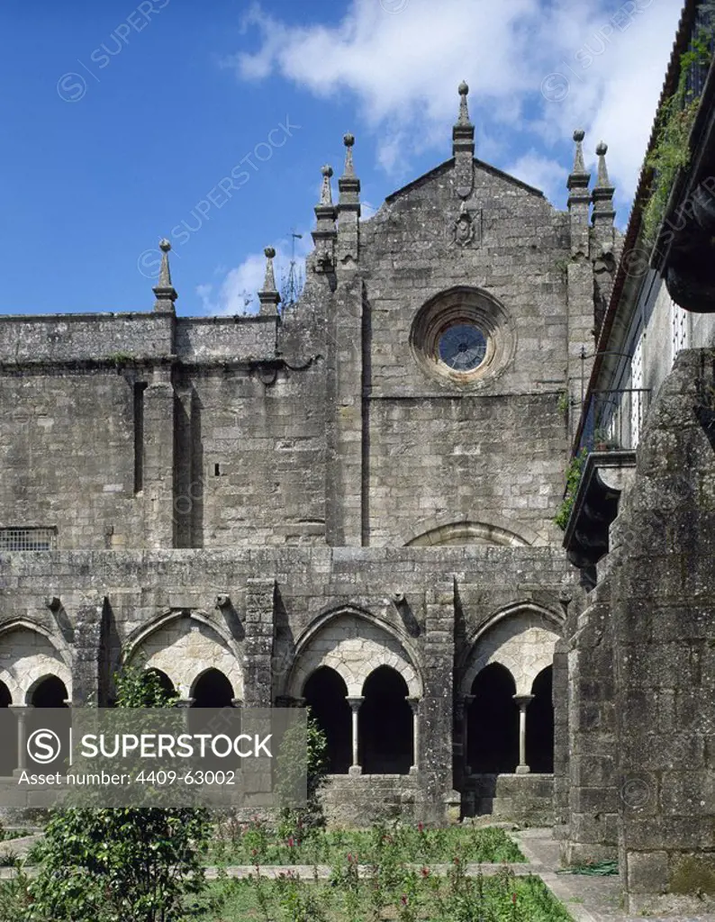 Spain, Galicia, province of Pontevedra, Tui. Cathedral of Saint Mary. Its construction began in the 12th century. Partial view of the medieval cloister, Cistercian Gothic style, 13th century. Remodeled in the 15th century.