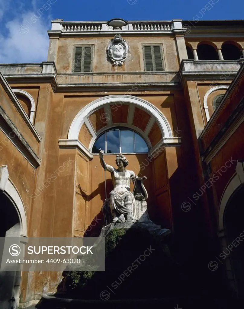 ARTE BARROCO. ITALIA. PALAZZO BARBERINI. Siglo XVII. Vista de la estatua de época romana de Apolo Citharodus, restaurada por Giuseppe Giorgetti (documented 1668-82). Lozalizada en los jardines del palacio.