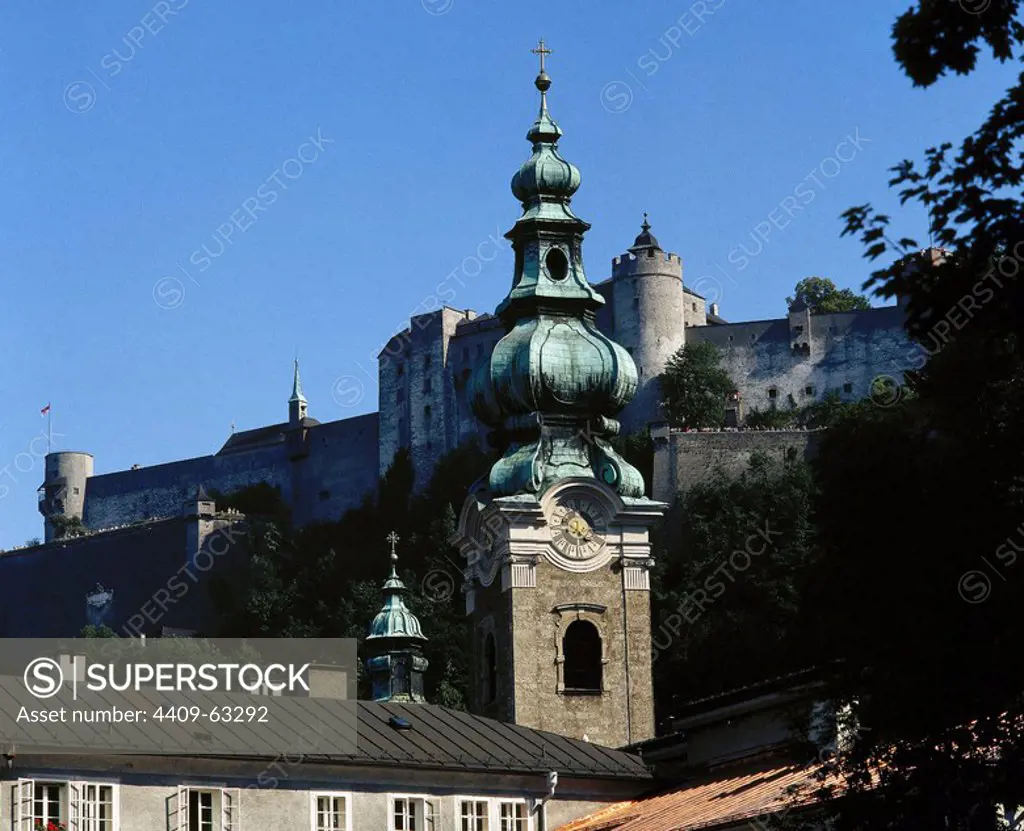 ARTE BARROCO. SIGLO XVII. Campanario barroco. Al fondo, el castillo de Hohensalzburg (siglos XI-XVII). SALZBURGO. Austria.