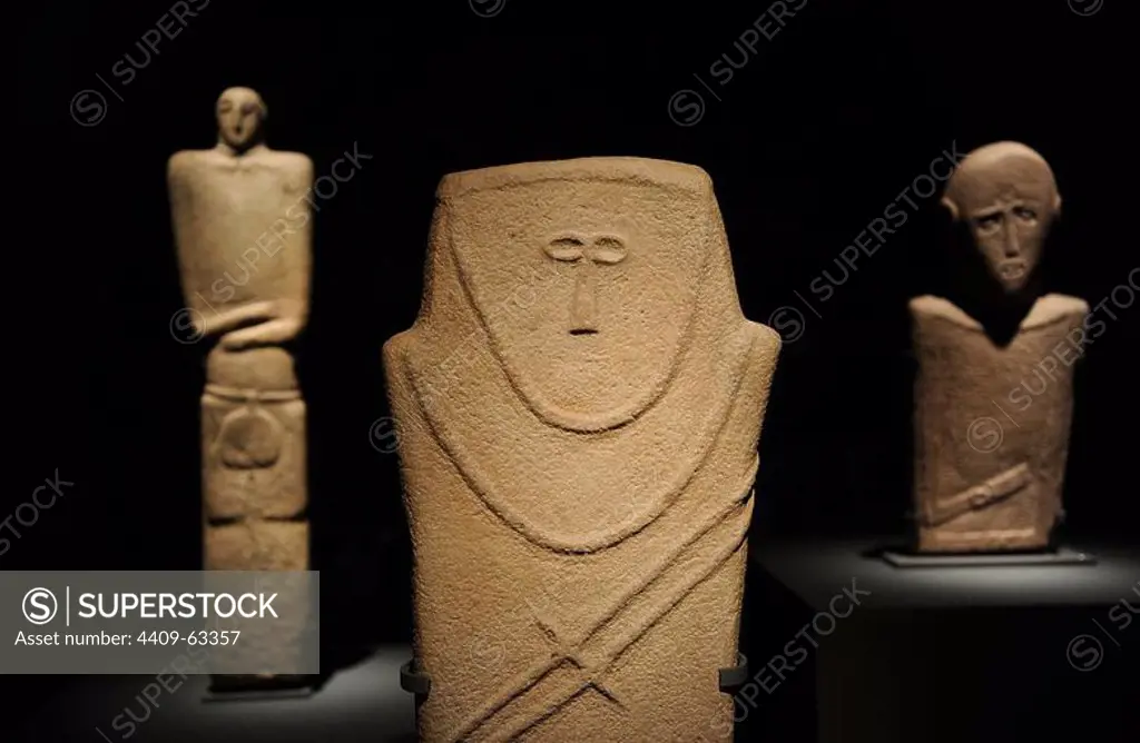 Ancient art. Arabic peninsula. Anthropomorphe Stele. IV millennum BC. 92x21cm. Al-Ma'Akir / Qaryat al-Kaafa, Hail. National Museum, Riyadh. Saudi Arabian.