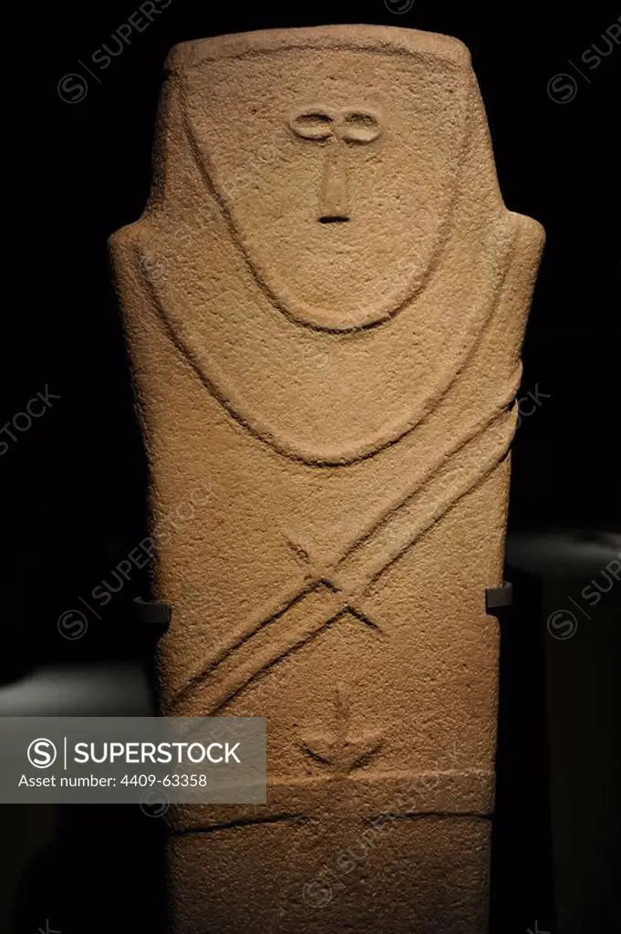Ancient art. Arabic peninsula. Anthropomorphe Stele. IV millennum BC. 92x21cm. Al-Ma'Akir / Qaryat al-Kaafa, Hail. National Museum, Riyadh. Saudi Arabian.