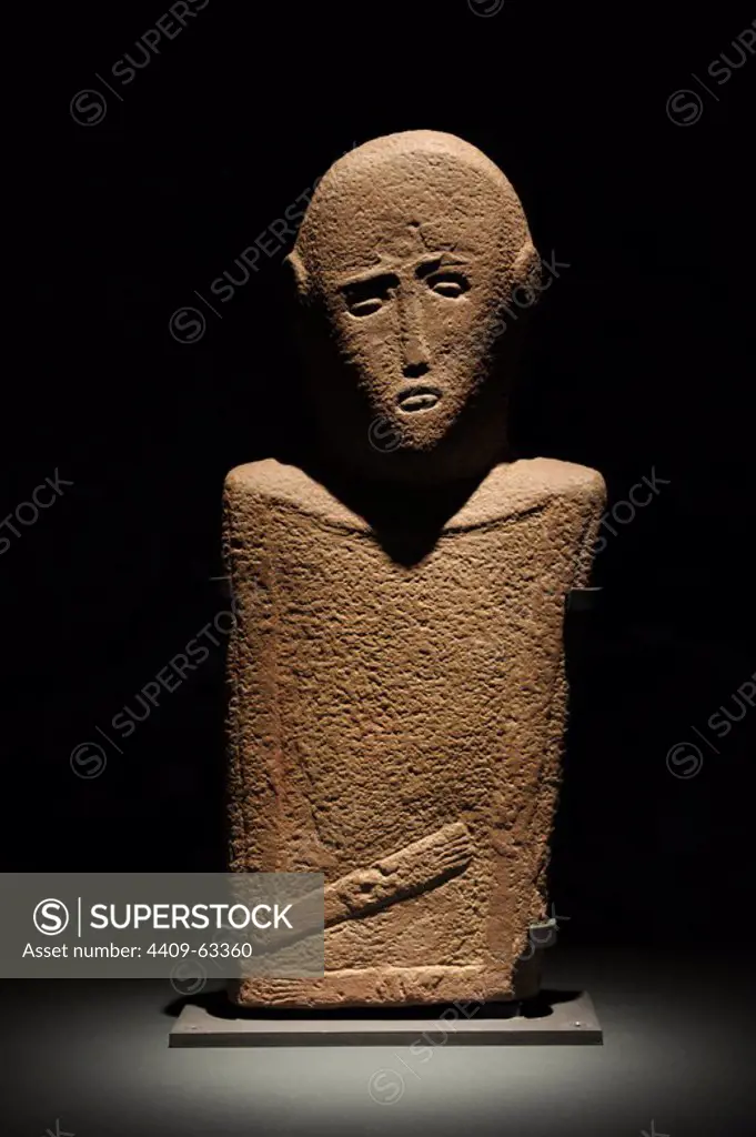 Arabic peninsula. Anthropomorphe Stele. 57x27 cm. Late 4th-early 3rd millennium BC. Sandstone. al-Ma'akir / Qaryat al-Kaafa, nera Hail. National Museum, Riyadh. Saudi Arabian.