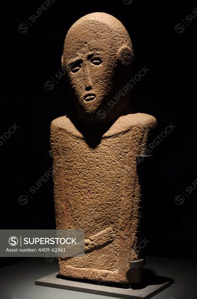 Arabic peninsula. Anthropomorphe Stele. 57x27 cm. Late 4th-early 3rd millennium BC. Sandstone. al-Ma'akir / Qaryat al-Kaafa, nera Hail. National Museum, Riyadh. Saudi Arabian.