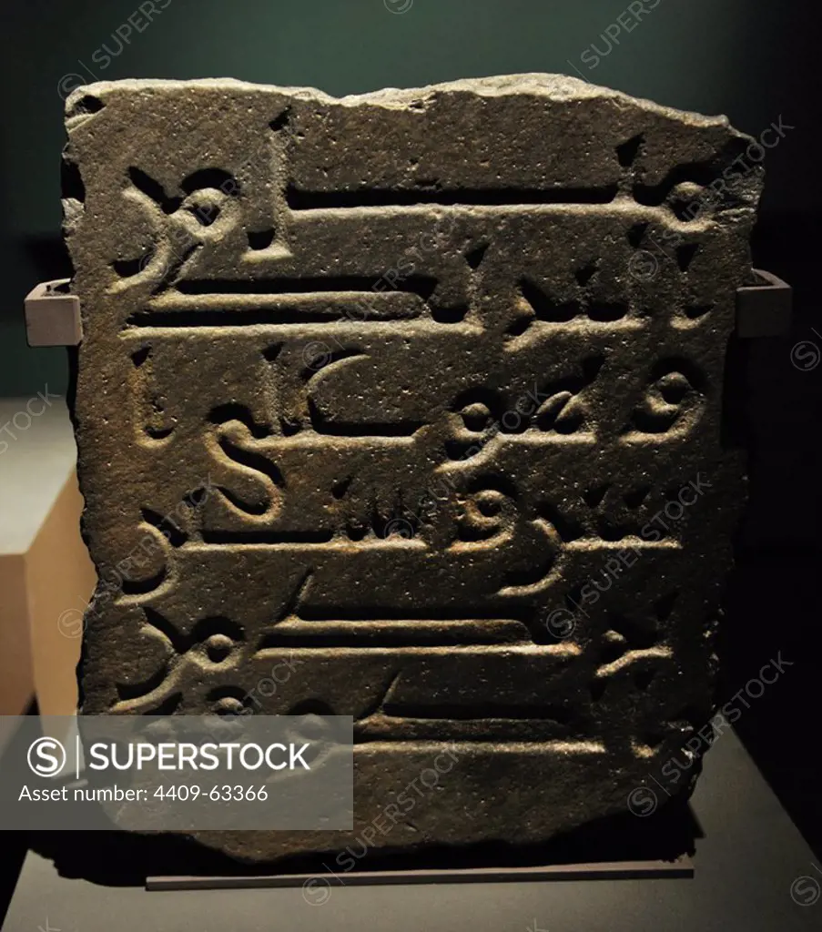 Islamic art. Milestone. Late 8th century. Granite or basalt. 50x42x13 cm. Darb Zubayda. National Museum, Riyadh. Saudi Arabia.