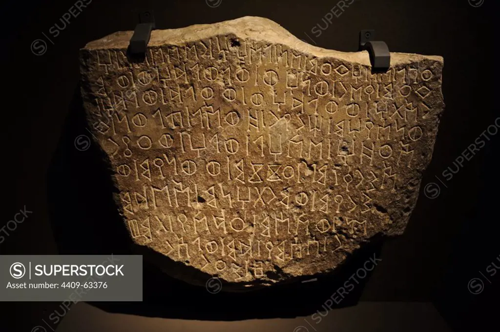 Pre-Islam. Funerary stele with an Old South Arabian inscription. Late 1st millennium BC. Limestone. 60x48x13 cm. Qaryat al-Faw. National Museum. Riyadh. Saudi Arabia.