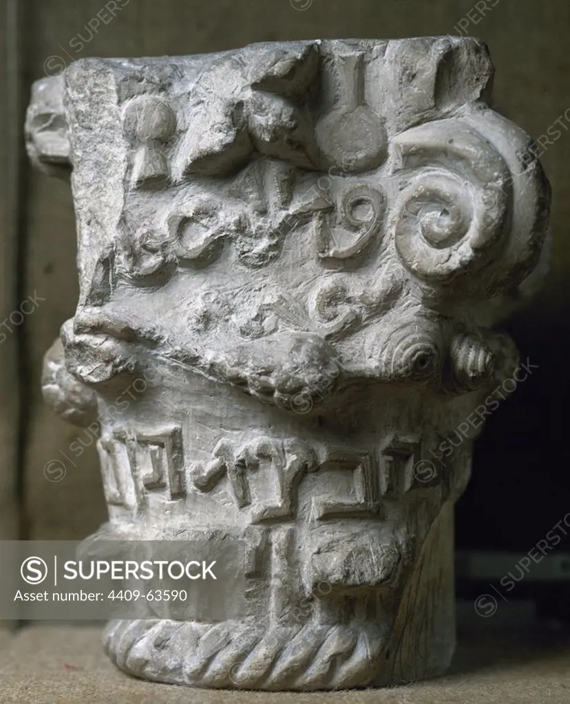 ARTE HEBREO. ESPAÑA. CAPITEL HEBREO-ARABE datado entre los siglos XII y III. Museo Sefardí. Toledo. Castilla-La Mancha.