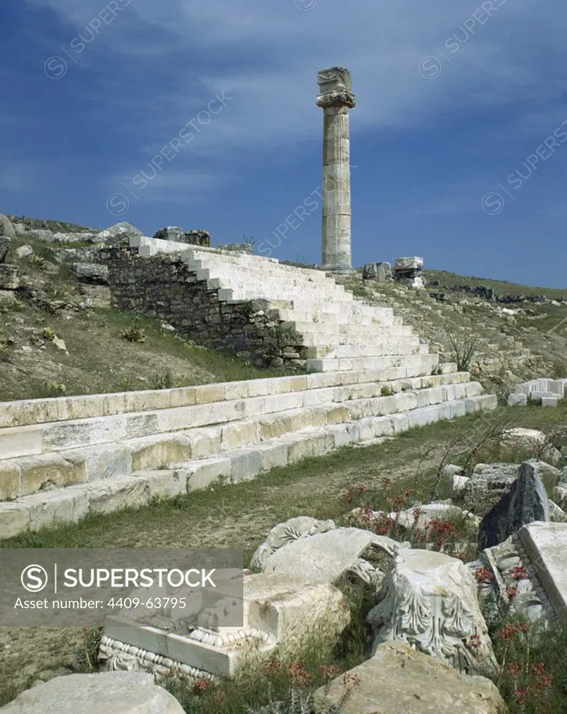 Turkey. Province of Denizli. Pamukkale. Hierapolis. Ancient city (Hellenistic and Roman) in soutwestern Anatolia. Ruins of the old Christian basilica, with three naves. 6th century, close to the Roman bath.