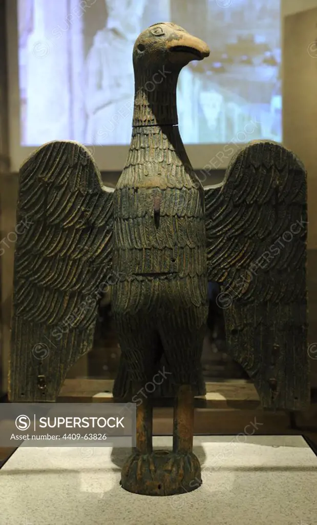 Eagle lectern. Oak wood. Nordwestdeutschland, by the year 1200. In Christian art the eagle is a symbol of John the Apostle, but also of the resurrection and the ascension of Christ. Middle Ages. Romanesque sytle. The German Historical Museum. Berlin. Germany.