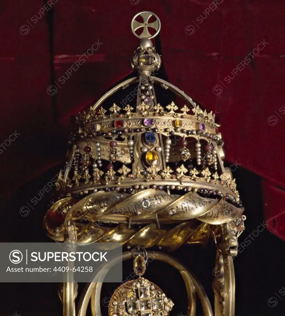 Crowns of the processional monstrance of the Barcelona Cathedral. Museum: CATEDRAL DE BARCELONA.